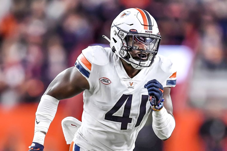 El apoyador de Virginia D'Sean Perry corre en el campo durante la segunda mitad de un partido de fútbol americano universitario de la NCAA contra Syracuse el 23 de septiembre de 2022 en Syracuse, NY