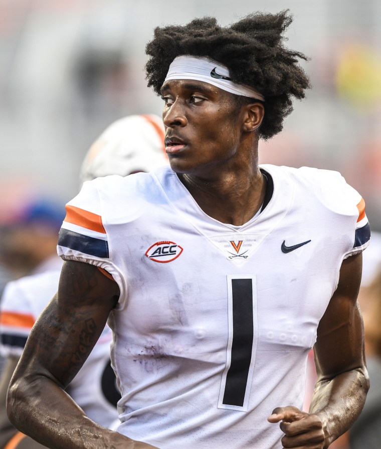 El receptor abierto de los Virginia Cavaliers, Lavel Davis Jr. (1), sale del campo al final del partido de fútbol americano universitario el 10 de septiembre de 2022 en el Memorial Stadium en Champaign, Illinois.