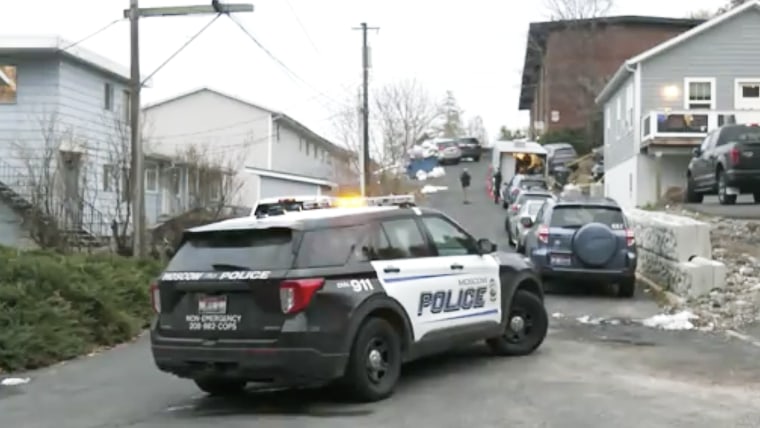 Cuatro personas fueron encontradas muertas en una residencia cerca de la Universidad de Idaho, dijo la policía de la ciudad de Moscú.