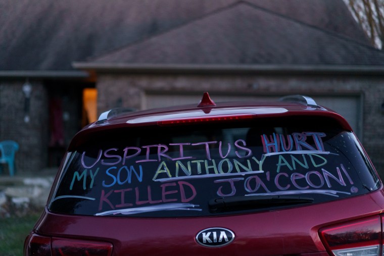 Autumn Janeway escribió "¡Uspiritus hirió a mi hijo Anthony y mató a Ja'Ceon!" en la ventana trasera de su coche.