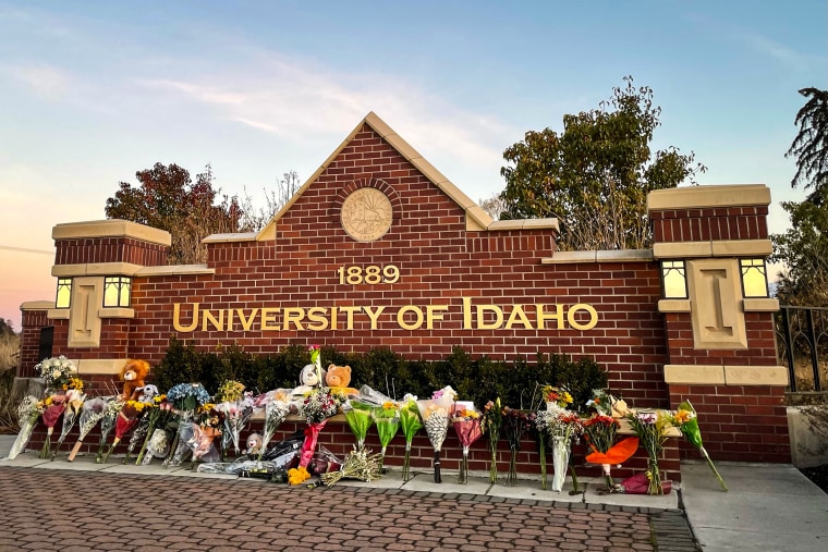Se colocan flores en un monumento improvisado en honor a cuatro estudiantes asesinados de la Universidad de Idaho en Moscú, Idaho.