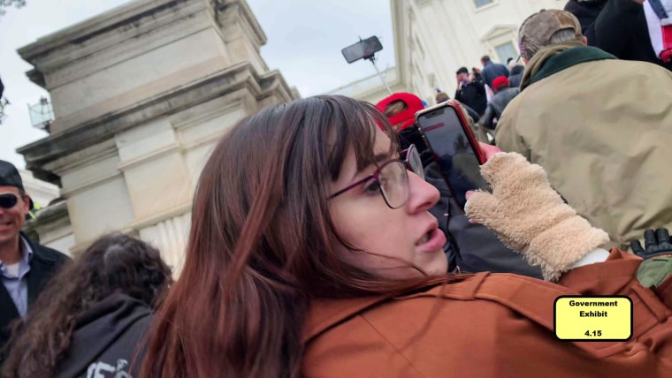 Riley Williams en el Capitolio el 6 de enero de 2021.