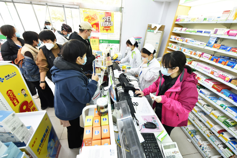 Des résidents achètent des médicaments dans une pharmacie de Shijiazhuang, dans la province chinoise du Hebei