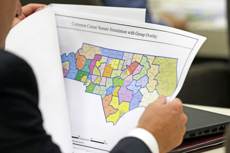 Un legislador estudia el mapa de un distrito durante una reunión conjunta del comité selecto de redistribución de distritos
