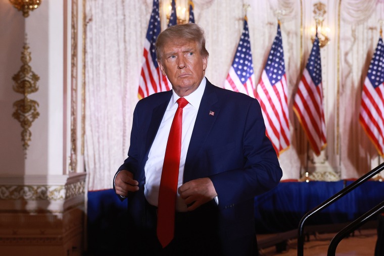 Eski Başkan Donald Trump, 15 Kasım 2022'de Florida, Palm Beach'teki Mar-a-Lago'daki evinde düzenlenen bir etkinlik sırasında.