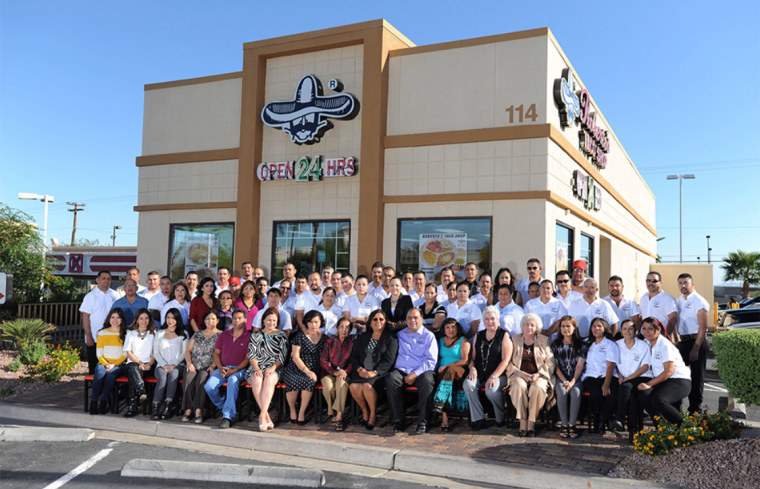 Afuera de una tienda de tacos de Roberto en Nevada en 2014, cuando la familia estaba en la ciudad para la gala del 50 cumpleaños de Roberto. 