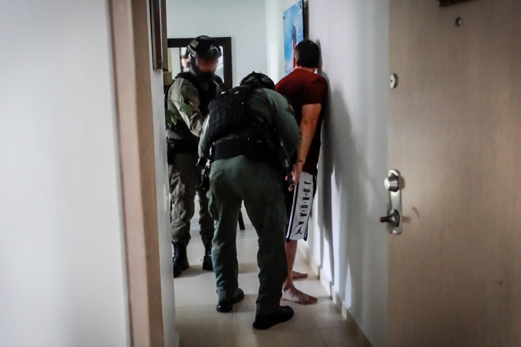 Los agentes arrestan a un presunto miembro de un sindicato internacional de drogas.