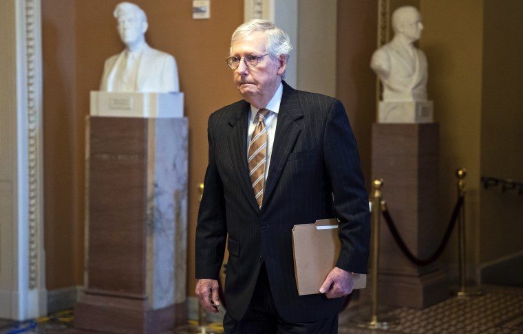 Mitch McConnell camina hacia la Cámara del Senado en el Capitolio de los Estados Unidos
