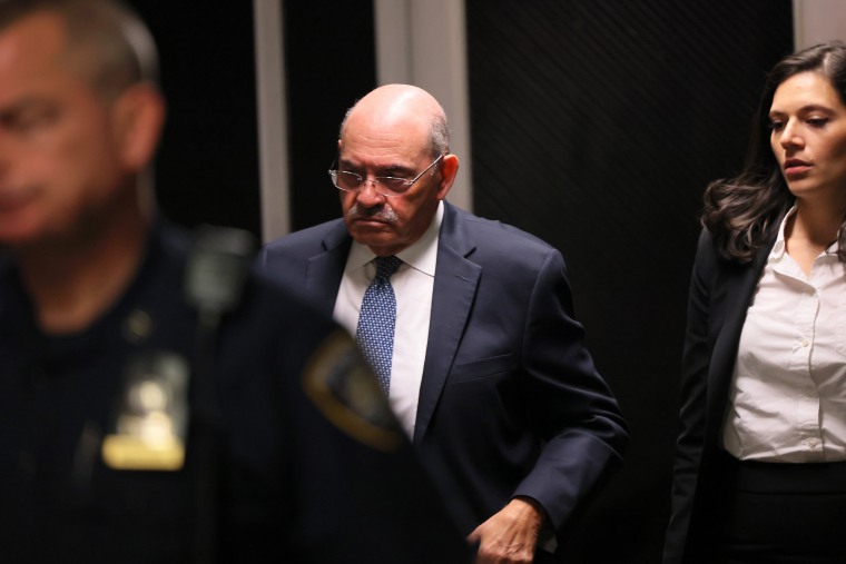 El ex director financiero Allen Weisselberg abandona la sala del tribunal durante un juicio en la Corte Suprema de Nueva York