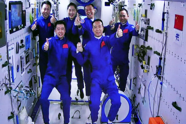 En esta foto publicada por la Agencia de Noticias Xinhua, una imagen capturada en una pantalla en el Centro de Lanzamiento de Satélites de Jiuquan en el noroeste de China muestra a las tripulaciones de Shenzhou-15 y Shenzhou-14 tomando una foto de un grupo con el pulgar hacia arriba después de una reunión histórica en el espacio. el miércoles.  , 30 de noviembre de 2022. Tres astronautas chinos se acoplaron el miércoles temprano a la estación espacial de su país, donde se superpondrán durante varios días con los tres miembros de la tripulación que ya están a bordo y ampliarán la instalación a su tamaño máximo.  (Guo Zhongzheng/Xinhua vía AP)