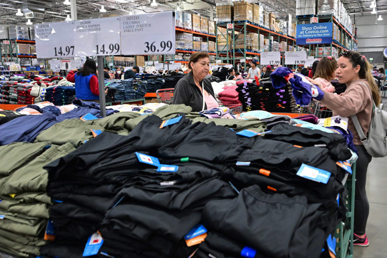 La gente compra ropa en una tienda Costco