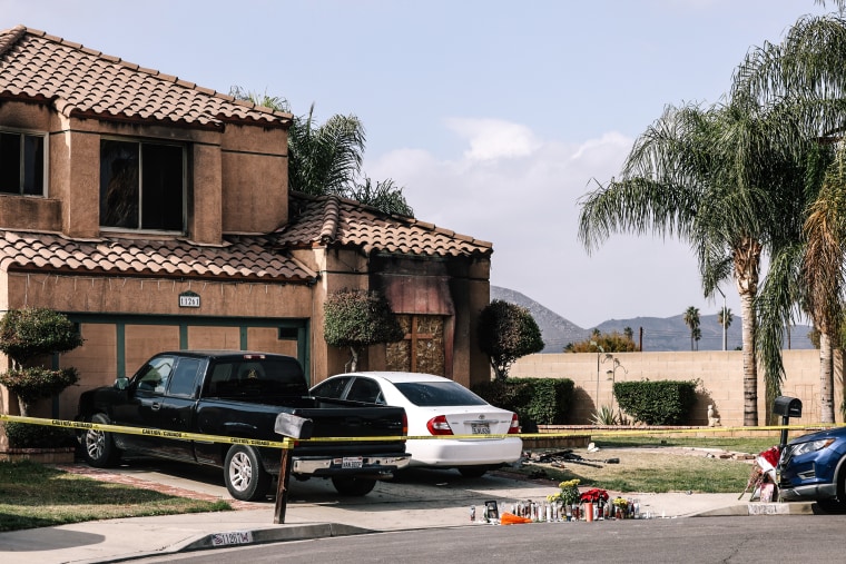 Un monumento fuera de la casa de tres personas cuyos cuerpos fueron encontrados dentro de la casa en llamas de Riverside el 28 de noviembre de 2022 en Riverside, California.
