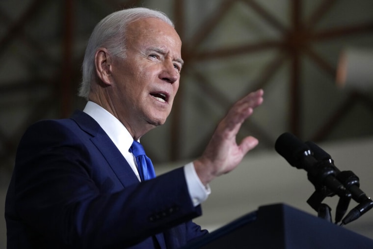 "Debemos oponernos con una voz contundente a la violencia política y a la intimidación de votantes", dijo Joe Biden en un discurso de unos 20 minutos cerca del Capitolio.