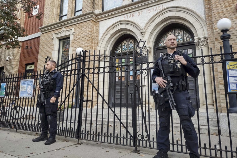 Agentes de la policía de Hoboken vigilan fuera de la sinagoga United de Hoboken, el jueves 3 de noviembre de 2022, en Hoboken, Nueva Jersey.