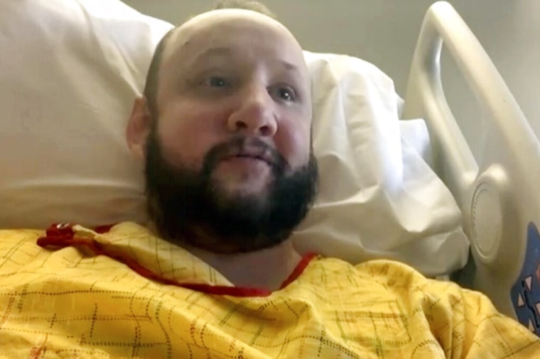 En esta imagen tomada de un video, James Slaugh habla con The Associated Press el martes 22 de noviembre de 2022, desde su cama en el hospital Penrose, en Colorado Springs, Colorado.