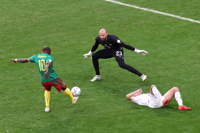 Vincent Aboubakar, de Camerún, marca el segundo gol de su equipo.