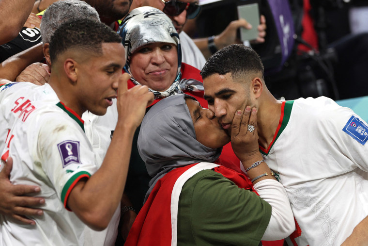 El defensor de Marruecos es recibido por su madre al final del juego ante Bélgica. 
