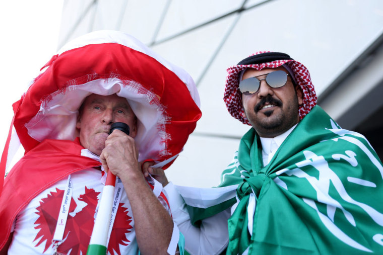 Dos aficionados de Polonia y Arabia Saudí celebran el encuentro entre sus selecciones en el Mundial de Catar el 26 de noviembre de 2022.