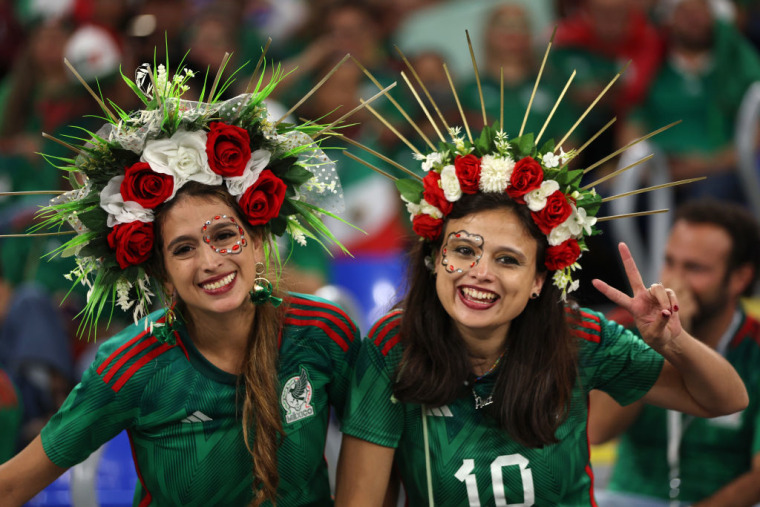 Dos aficionados mexicanos apoyan a la selección del 'Tri' en su debut en el Mundial de Catar ante Polonia, el 22 de noviembre de 2022.
