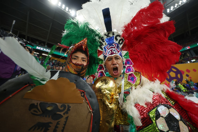 Dos aficionados mexicanos apoyan a la selección del 'Tri' en su debut en el Mundial de Catar ante Polonia, el 22 de noviembre de 2022.
