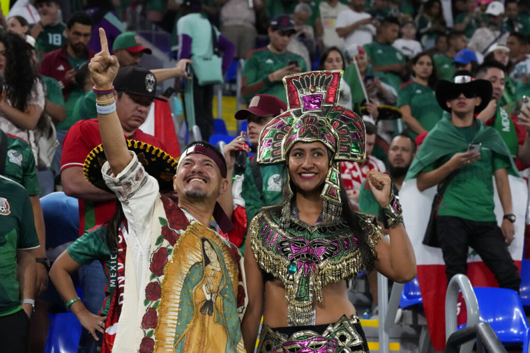 Aficionados mexicanos apoyan a su selección en su primer partido del Mundial de Catar contra Polonia, el 22 de noviembre de 2022.