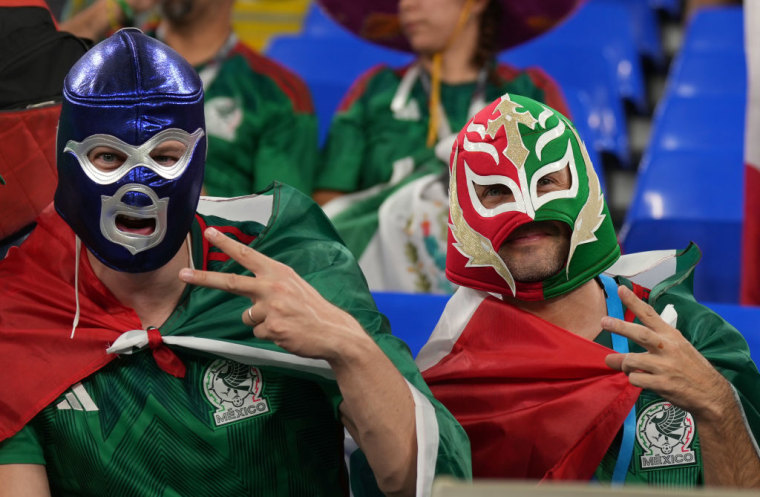 Aficionados mexicanos apoyan a su selección en su debut en el Mundial de Catar ante Polonia, el 22 de noviembre de 2022.