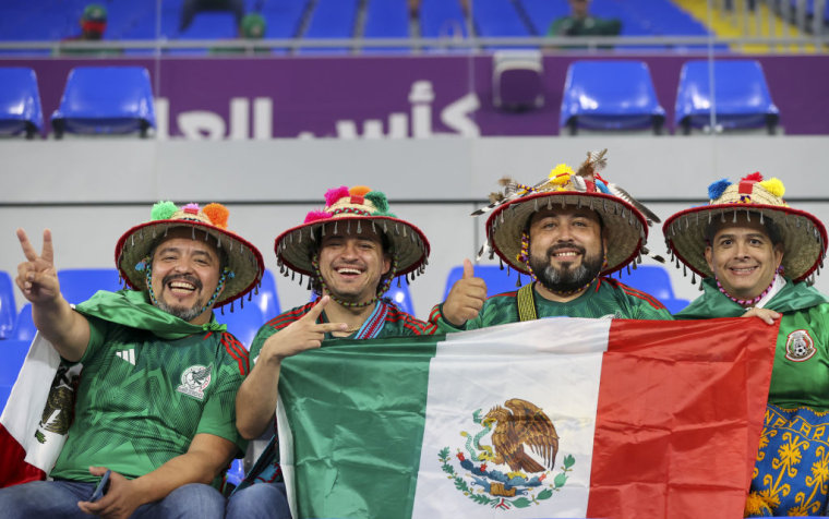 Aficionados mexicanos asisten al partido de su selección contra Polonia, el 22 de noviembre de 2022 en Doha, Catar.
