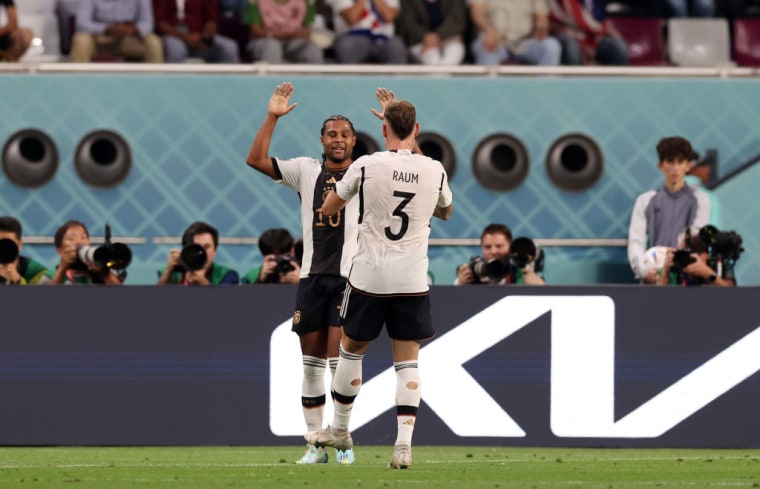 Los jugadores alemanes Serge Gnabry (izquierda) y David Raum celebran un gol de su equipo durante el partido de Alemania contra Japón en su debut en el Mundial de Catar, el 23 de noviembre de 2022.