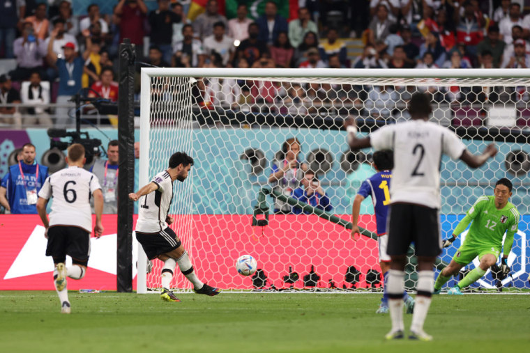 El alemán Gendo supera al guardameta japonés durante el partido entre Alemania y Japón el 23 de noviembre de 2022 en su debut en el Mundial de Catar.