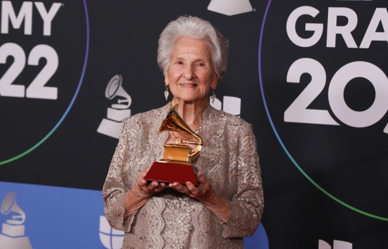 La cantante cubana Ángela Álvarez muestra orgullosa su premio a Mejor Nueva Artista ganado con 95 años, en una ceremonia celebrada el 17 de noviembre de 2022 en Las Vegas, Nevada.