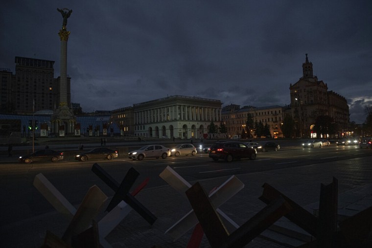 Los autos pasan en la Plaza de la Independencia en en Kiev, Ucrania, el lunes 31 de octubre de 2022. 