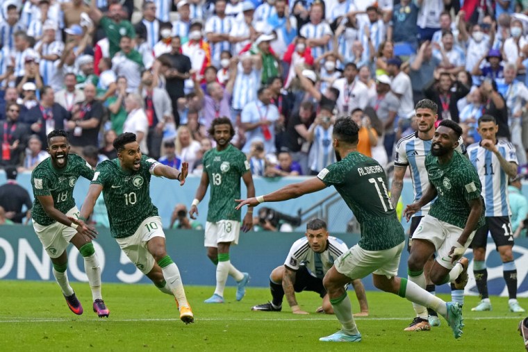 La selección saudí celebra el gol de Salem al Dawsari (segundo por la izquierda), durante su debut en el Mundial de Catar contra Argentina, el 22 de noviembre de 2022.