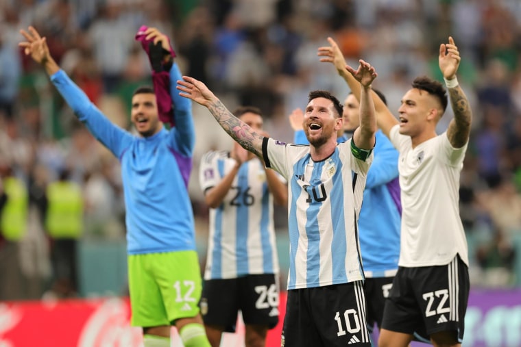 Lionel Messi y sus compañeros de Argentina celebran la victoria que los salva de la eliminación del Mundial.