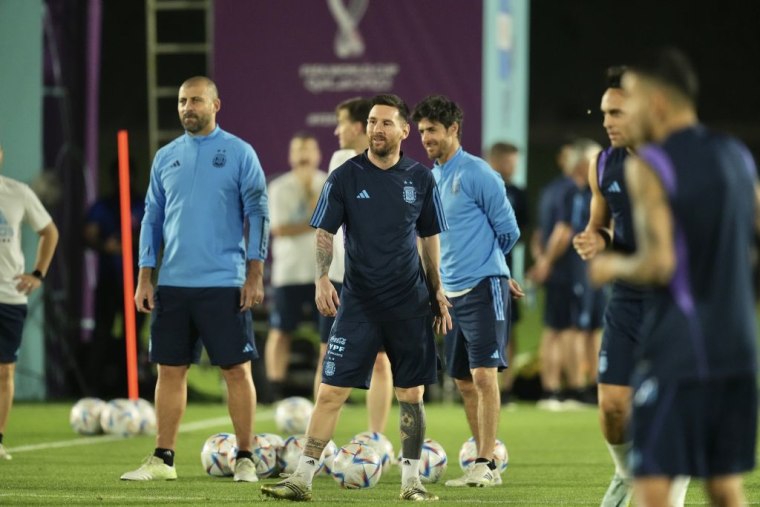 Lionel Messi durante una sesión preparatoria del combinado albiceleste, el 25 de noviembre de 2022 en Catar.