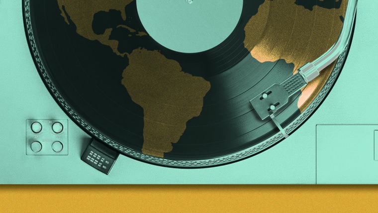 Ilustración de un tocadiscos. El disco debajo de la aguja es de color negro con detalles dorados, que forman un mapa mostrando los continentes americano y africano.