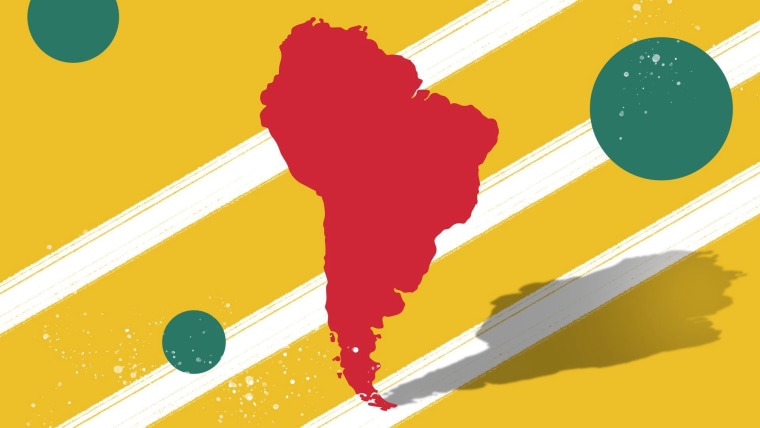 Ilustración de un mapa de América del Sur en color rojo frente a un fondo amarillo sobre el cual se mueven tres balones de fútbol