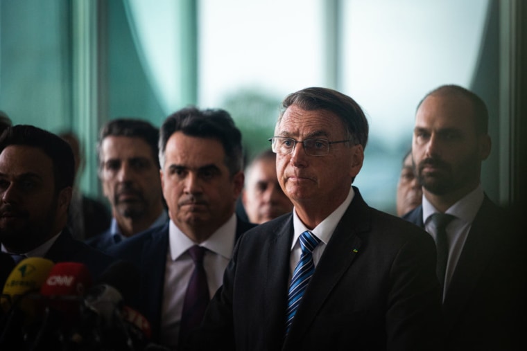 Jair Bolsonaro, presidente saliente de Brasil, habla durante una conferencia de prensa en el Palacio de la Alvorada en Brasilia, Brasil, el martes 1 de noviembre de 2022. 