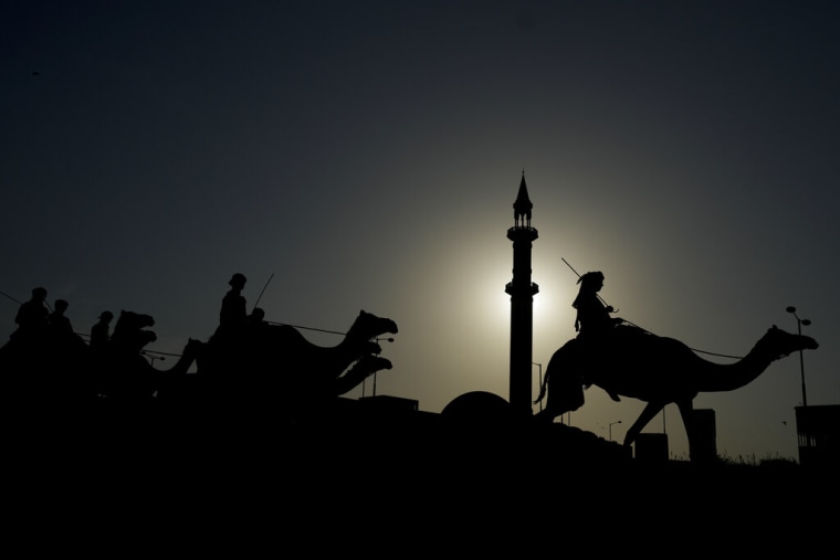 Guardias del Amiri Diwan, la oficina del emir de Catar, montan sus camellos el domingo 27 de noviembre de 2022, en Doha.