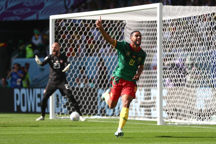Jean-Charles Castelleto, de Camerún, celebra después de marcar un gol frente a Serbia.