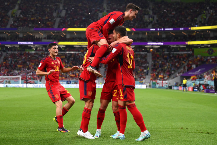 Los jugadores de España celebran uno de los goles contra Costa Rica en el Mundial de Catar, el 23 de noviembre de 2022.