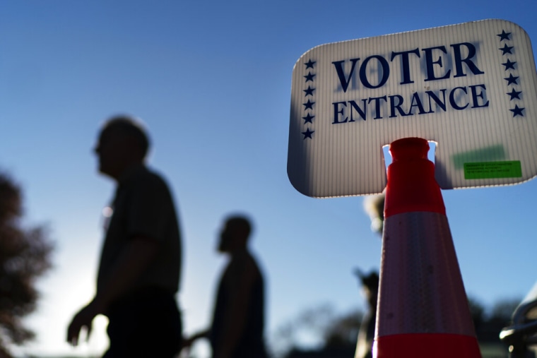 Votantes se acercan a un centro de votación en Warwick, Rhode Island, el 7 de noviembre de 2022.