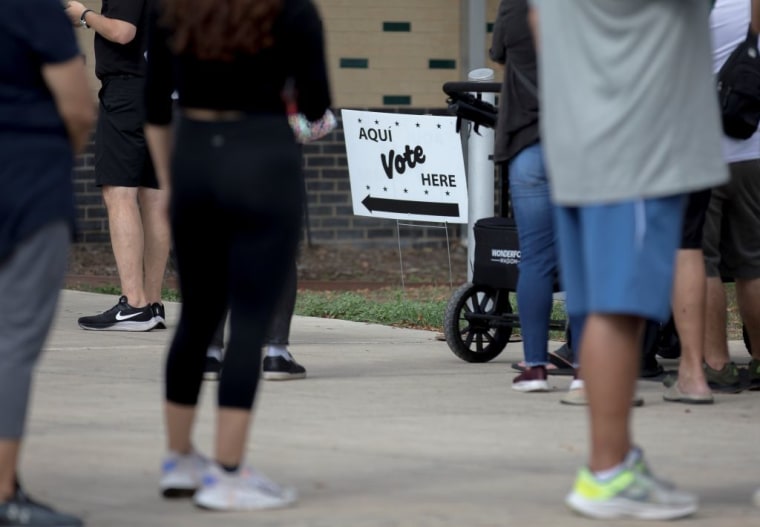 Un grupo de personas hace cola para entrar en un centro de votación de San Antonio, Texas, el 8 de noviembre de 2022.