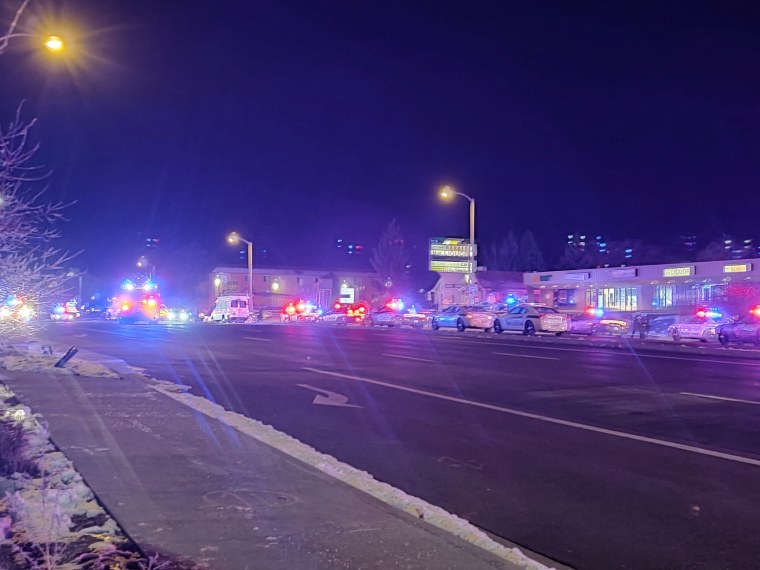 Coches de policía y ambulancias acuden al club nocturno donde se ha producido el ataque de este sábado en Colorado.