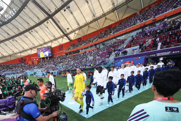 La selección de Alemania sale al terreno de juego para enfrentarse a Japón en el debut de ambos equipos en el Mundial de Catar, el 23 de noviembre de 2022.