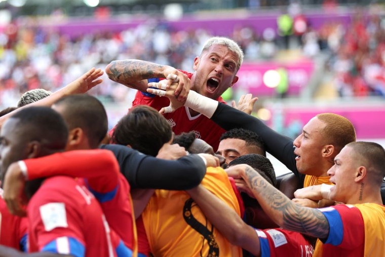 Costa Rica celebra su triunfo 1-0 sobre Japón en el Mundial de Catar, el 27 de noviembre de 2022.
