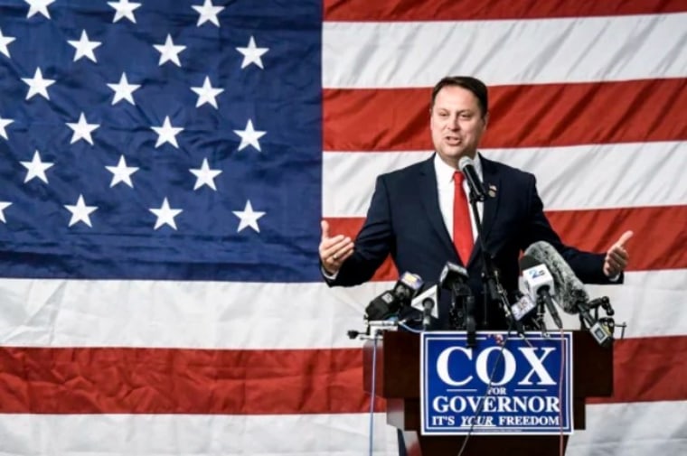Dan Cox, candidato republicano a la gobernación de Maryland, en una recepción de resultados de campaña el martes en Anápolis.