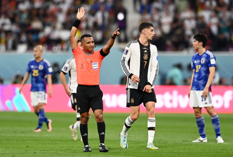 El árbitro anula el gol marcado por Alemania ante Japón, tras comprobar que fue marcado en fuera de juego.