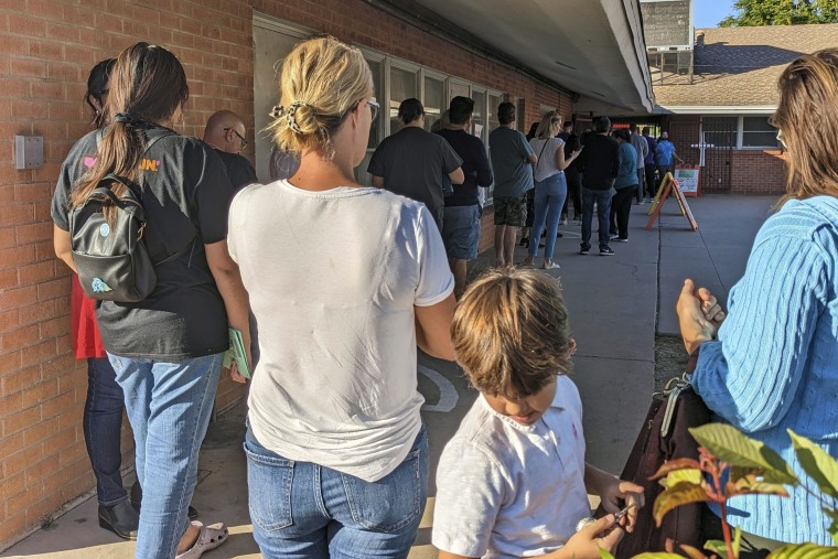 Votantes hacen fila en Phoenix, Arizona, el 8 de noviembre de 2022.