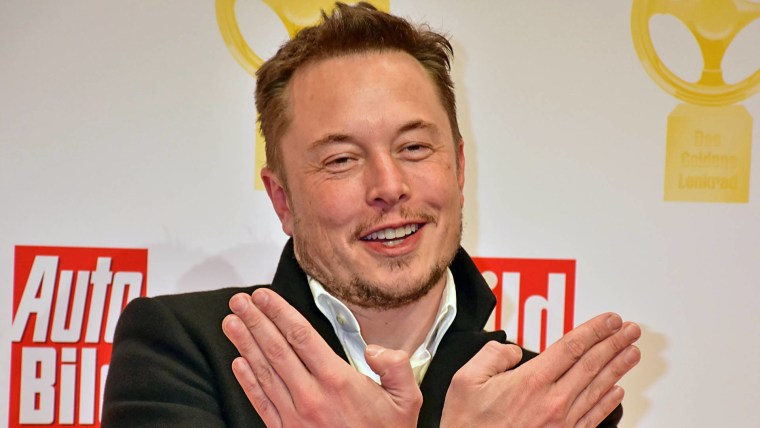Elon Musk en los premios Goldenes Lenkrad en Berlin
