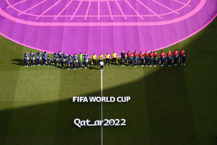 Los jugadores de Japón y Costa Rica minutos antes del inicio de su partido en el Mundial de Catar, el 27 de noviembre de 2022.
